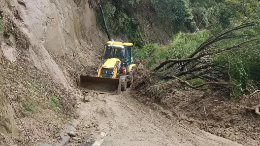 Vialidad trabaja para despejar ruta afectada por derrumbe en Quilaco