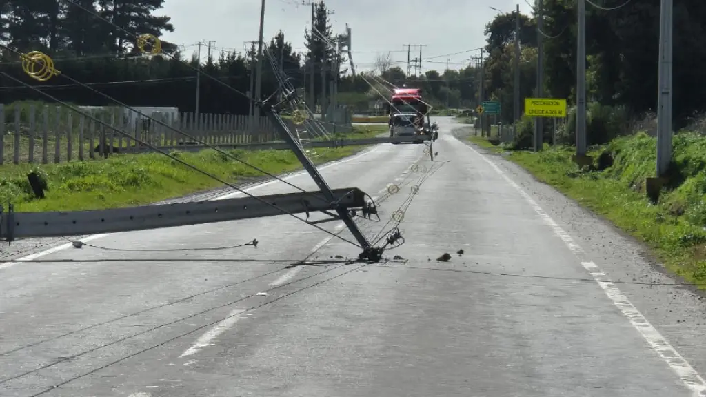Poste caído cerca de cruce Rihue-Negrete, Cedida