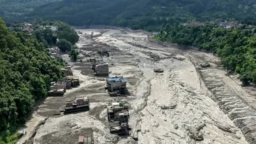 El fenómeno también interrumpió vías de transporte y complicó las labores de emergencia debido a las características geográficas del sector., Prabin RANABHAT