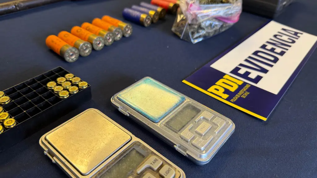 En total, fueron incautados 42 gramos de cannabis y elementos utilizados para preparar la droga para su venta., PDI Araucanía