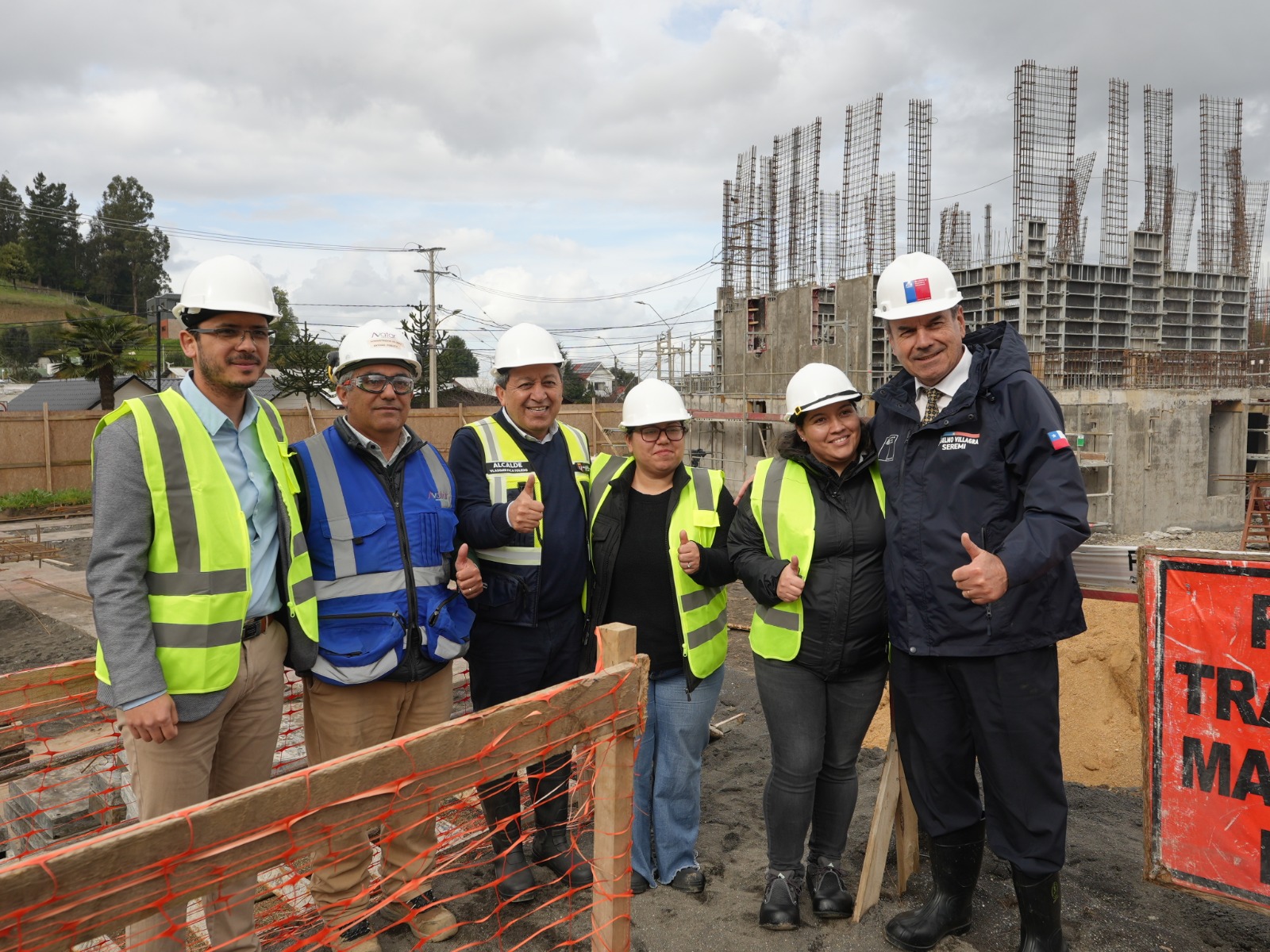 El alcalde Vladimir Fica agregó que el municipio continuará trabajando junto al Ministerio de Vivienda para generar nuevas alternativas de vivienda. / Municipalidad de Laja