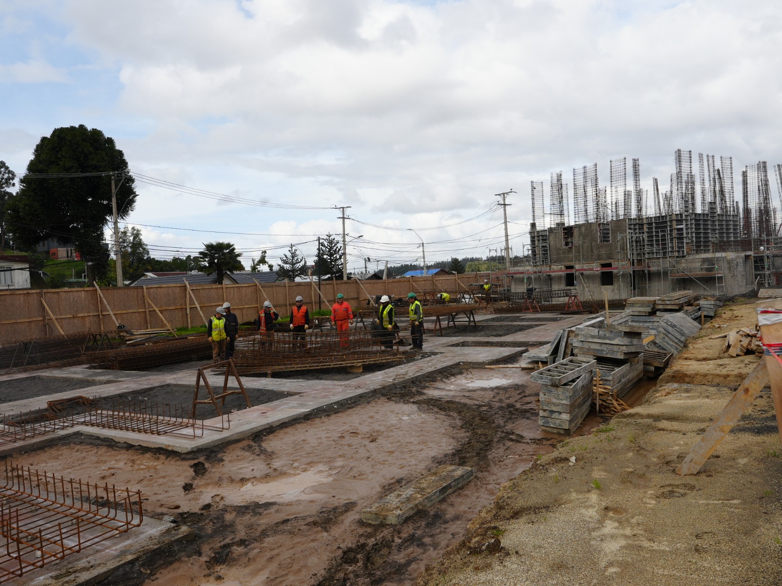 Las autoridades se trasladaron hasta distintos puntos de la comuna para conocer iniciativas directamente en terreno. / Municipalidad de Laja