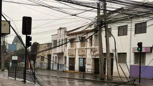Suspenden el tránsito en calle Almagro de Los Ángeles tras choque que provocó la caída de un poste