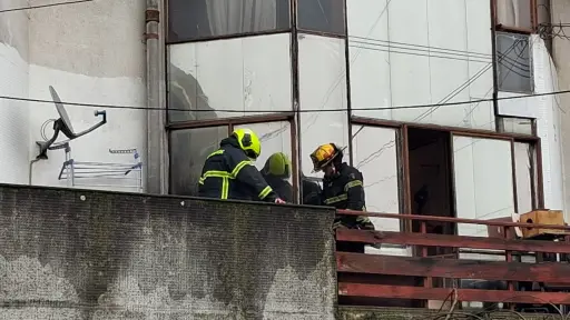 Se llenó la cuadra de humo: amago de incendio movilizó a Bomberos hasta departamento céntrico de Los Ángeles