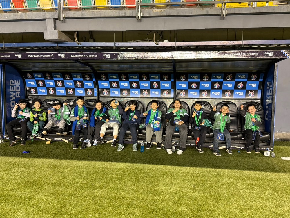 Los participantes recorrieron distintos espacios del recinto deportivo una vez finalizado el encuentro. / Cedida