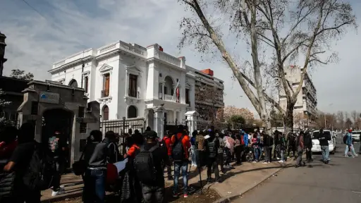 Incidentes en embajada de Haití en Santiago: Ciudadanos ingresan a la fuerza