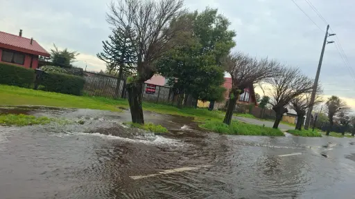 Ruptura de matriz en Avenida Marconi mantiene a cerca de 100 clientes sin suministro de agua potable