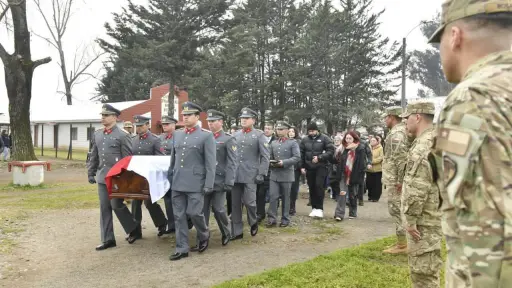 Ejército despide a soldado fallecido en accidente en Los Ángeles: otro militar fue trasladado a Santiago