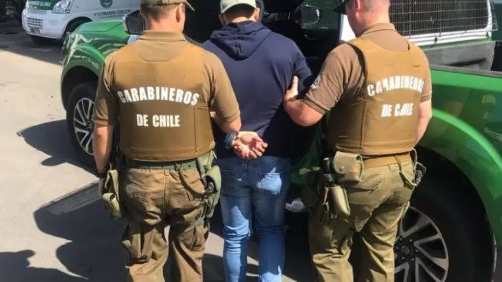 Hombre acusado de amenazar al Presidente José Antonio Kast y al ministro de Hacienda quedó con arraigo nacional y firma quincenal durante 100 días., contexto