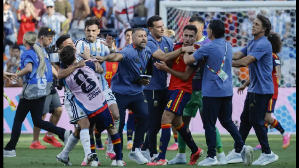 Fotografía del pasado 19 de julio, en la que puede verse a Gavi forcejeando con Leandro Paredes, tras la final del Mundial de la FIFA 2026 entre España y Argentina en el estadio MetLife en East Rutherford, EFE