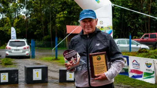 El atletismo se reúne en Negrete para honrar a uno de los suyos