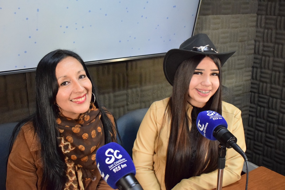 Monserratt y su madre, Solange Sandoval, compartieron en Radio San Cristóbal cómo han vivido juntas este camino musical. / Jeremy Valenzuela | La Tribuna