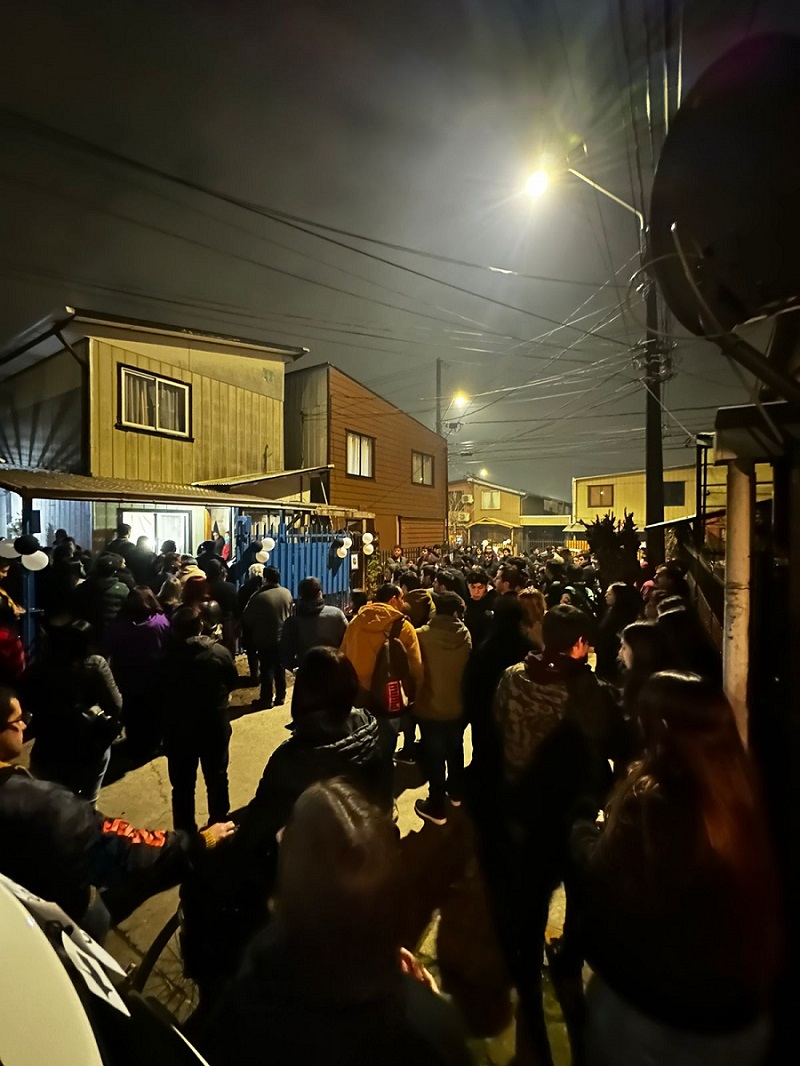 Numerosas personas se congregaron en el exterior de la vivienda familiar durante el velorio realizado en agosto de 2023. / Cedida