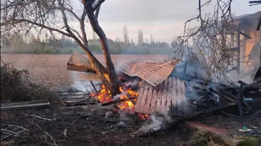 Incendio afectó bodega con riesgo de propagación a una vivienda en El Rosal