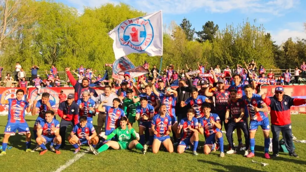 La celebración azulgrana tras el triunfo ante República de Hualqui refleja la importancia de una victoria que mantiene vivo el sueño del ascenso. Iberia llegó a 41 puntos y se instaló en el cuarto lugar, a solo dos unidades de los puestos de playoffs, cuando restan tres fechas para el término del campeonato, La Tribuna