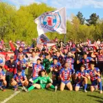 La celebración azulgrana tras el triunfo ante República de Hualqui refleja la importancia de una victoria que mantiene vivo el sueño del ascenso. Iberia llegó a 41 puntos y se instaló en el cuarto lugar, a solo dos unidades de los puestos de playoffs, cuando restan tres fechas para el término del campeonato, La Tribuna