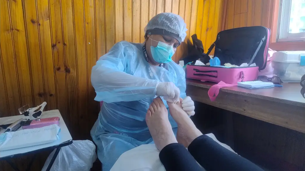 El operativo podológico permitió dar bienestar a estas cerca de 50 personas mayores, en una dinámica que no solo entrega estética sino principalmente la prevención de afectaciones y enfermedades comunes en este grupo etario de la sociedad.