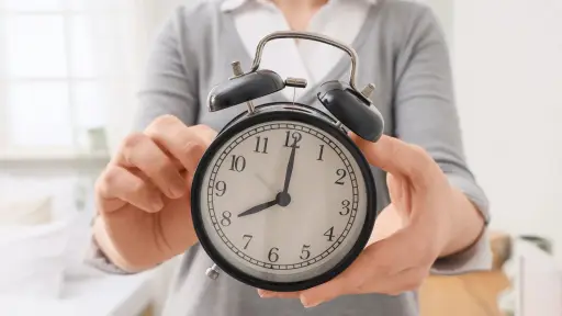¿Se acabaron los cambios de hora? Proponen que Chile mantenga un horario fijo