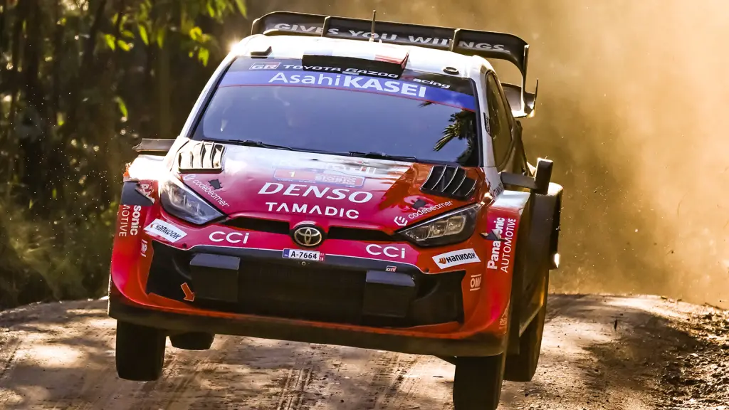 El piloto francés volvió a imponerse en un tramo de la competencia y escaló al tercer lugar de la clasificación general, acercándose al líder Oliver Solberg., @SebOgier