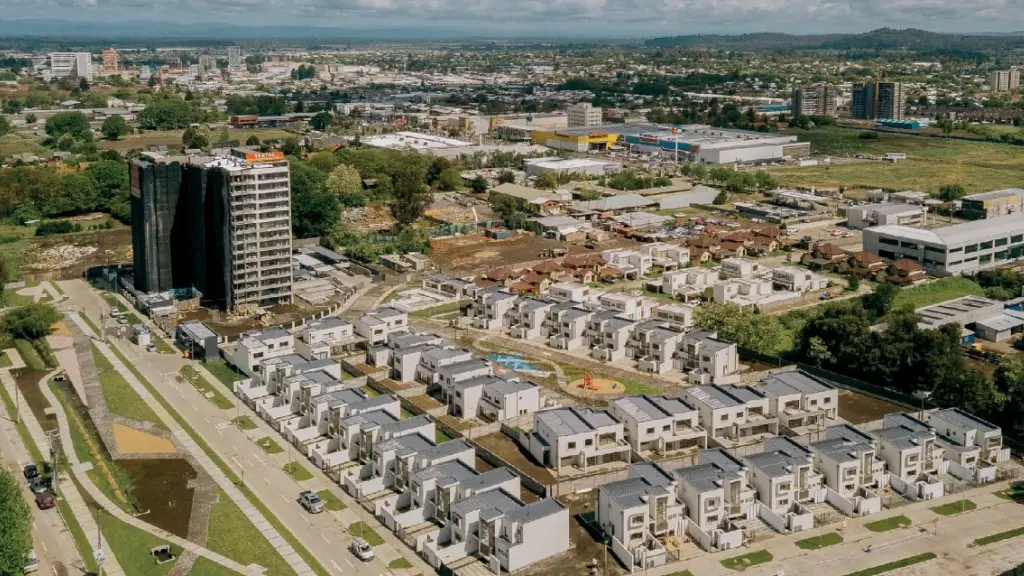 Según datos de la CChC, Los Ángeles registra actualmente 7.284 requerimientos habitacionales, equivalentes al 54% del déficit total de la Provincia de Biobío.  , contexto