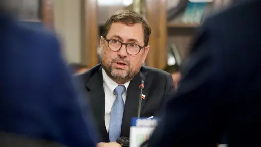 Canciller advierte al embajador de EE.UU. que no debe intervenir en la política interna de Chile