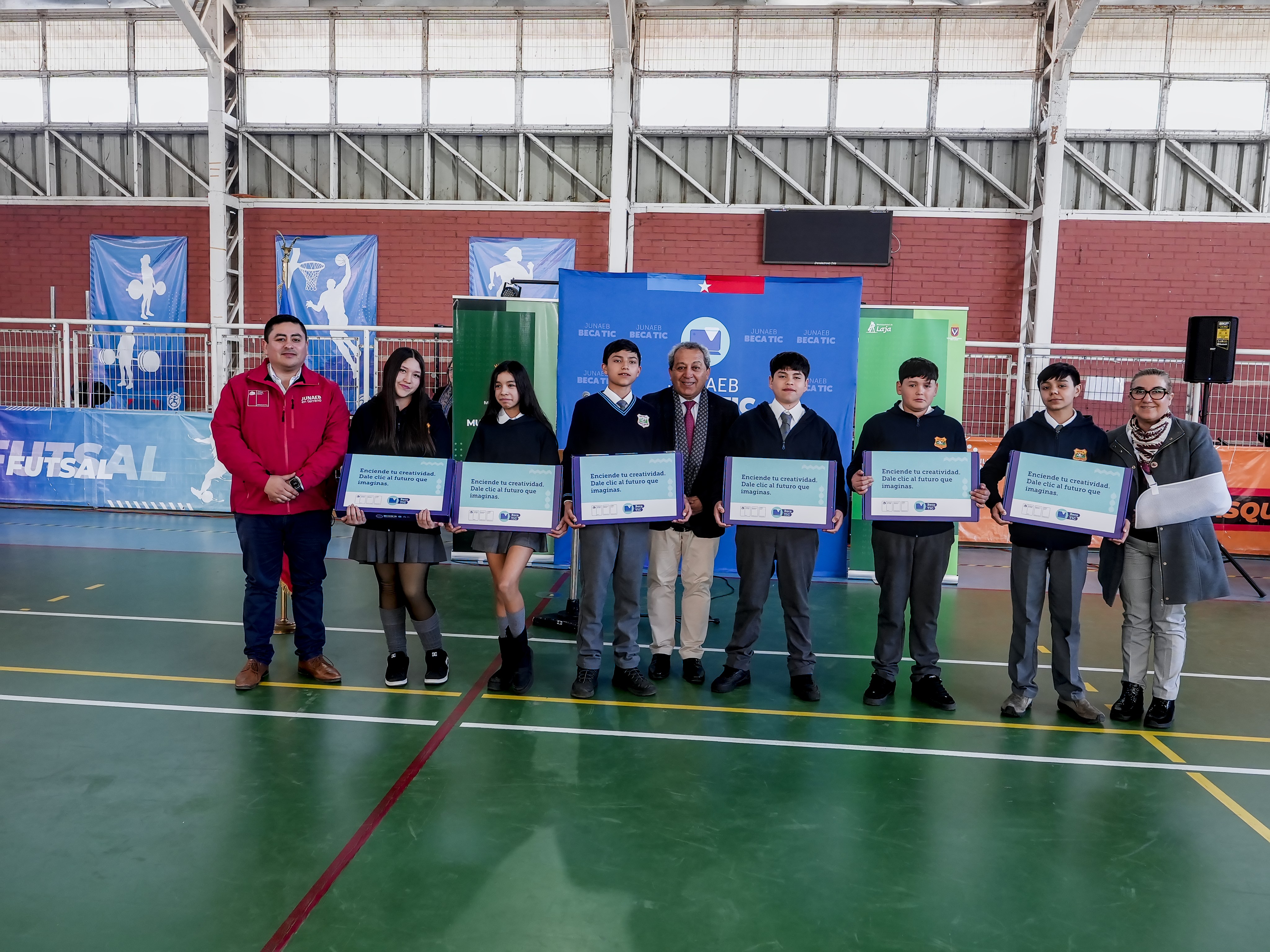 La ceremonia de entrega se realizó en el Polideportivo Municipal de Laja / Municipalidad de Laja