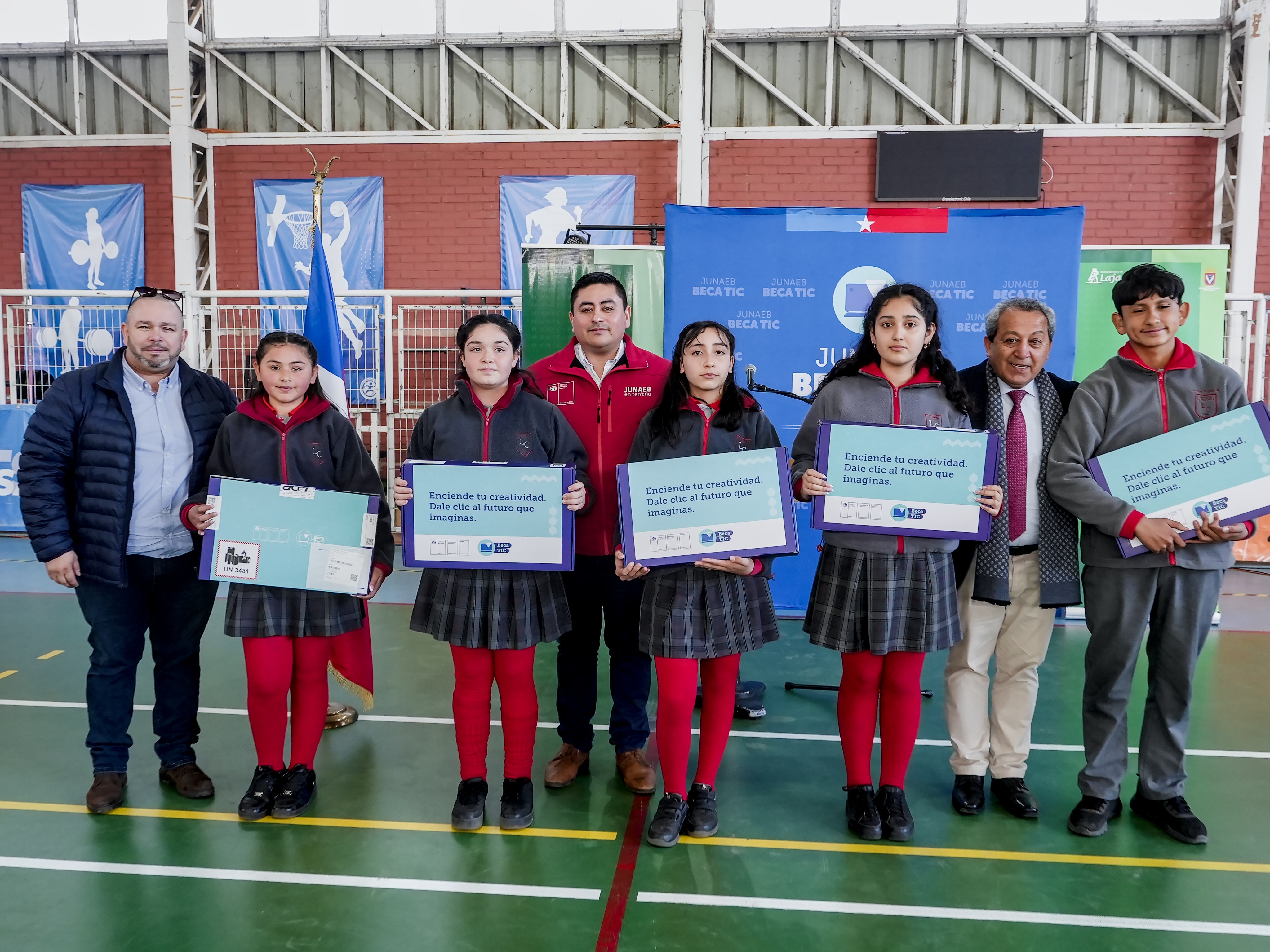 Durante 2026 serán distribuidos más de 124 mil computadores a nivel nacional, de los cuales 8.356 corresponden a la Región del Biobío. / Municipalidad de Laja