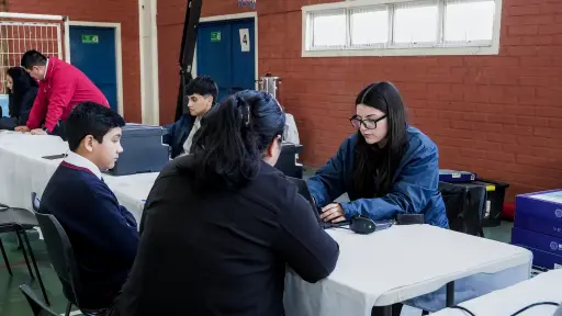 181 estudiantes de Laja reciben computadores de la Beca TIC 2026