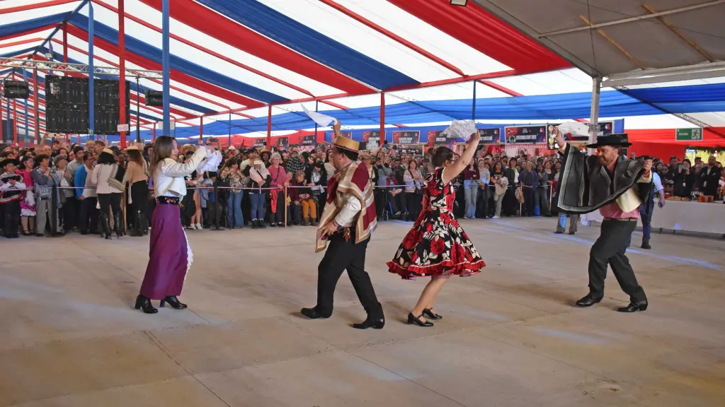 Pie de cueca de autoridades en la inauguración de la Fonda Municipal de Laja.