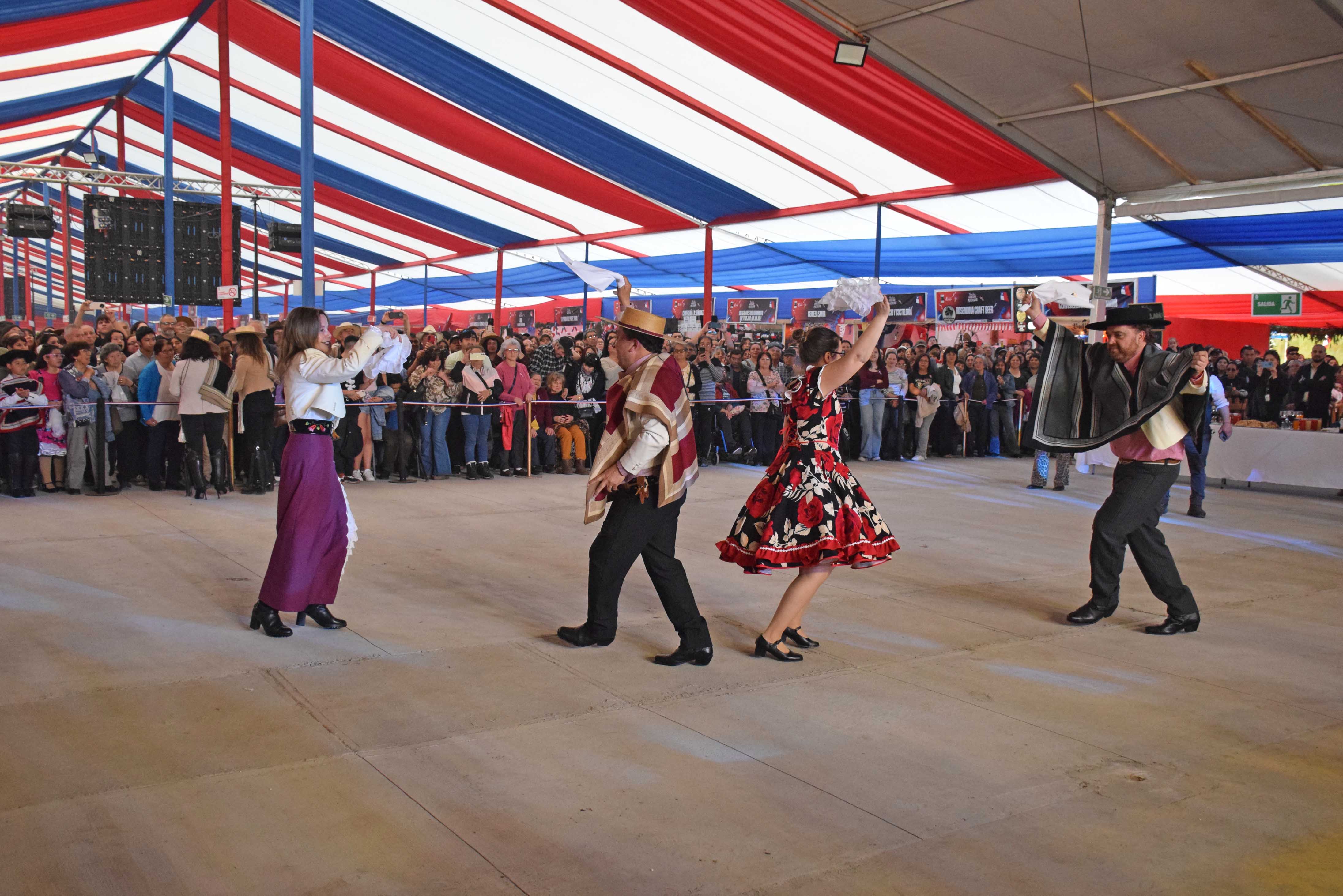 Pie de cueca de autoridades en la inauguración de la Fonda Municipal de Laja. / Diario La Tribuna