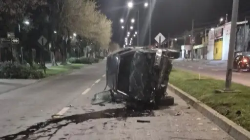 Colisión frontal termina con un conductor grave y otro lesionado leve en Los Ángeles