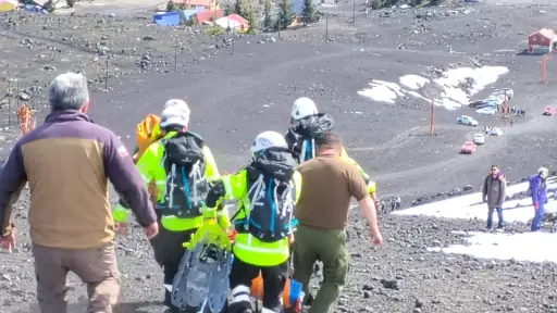 Rescatan con vida a hombre que sufrió caída mientras descendía del volcán Antuco
