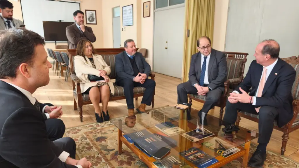 Visita del tesorero nacional a Los Ángeles, Delegación presidencial provincial