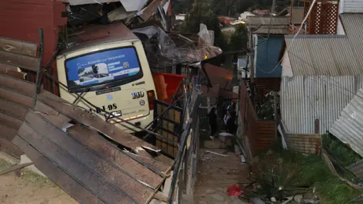 Narcotest dio positivo a Cocaína: Micro cayó de lleno sobre una vivienda en Playa Ancha dejando tres lesionados 
