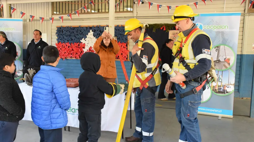 Durante la actividad, se entregaron folletos informativos que enseñan visualmente a los niños a evitar el uso de hilo curado, abstenerse de rescatar cometas de los postes eléctricos y alejarse de las zonas de cables para resguardar su integridad.