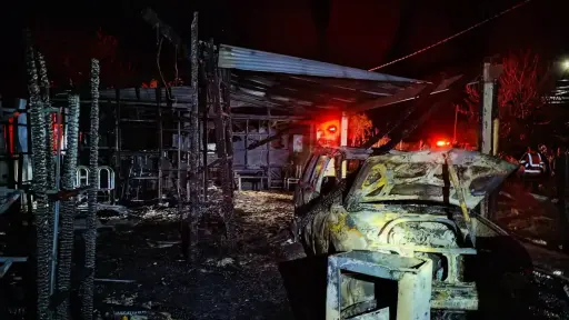 Incendio destruyó vivienda en Villa Peluca y puso en riesgo casas colindantes