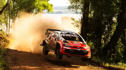 Evans y Pajari llegan al Biobío en una batalla sin tregua por el título mundial del WRC