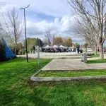 En total, la intervención contempló una superficie aproximada de 1.760 m², destinada a la recuperación y habilitación de áreas verdes y espacios para el encuentro de la comunidad.