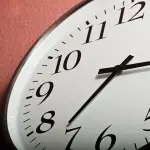 De esta manera, las próximas fechas de modificación de la hora oficial quedan determinadas con anticipación y no deberán definirse año a año., contexto