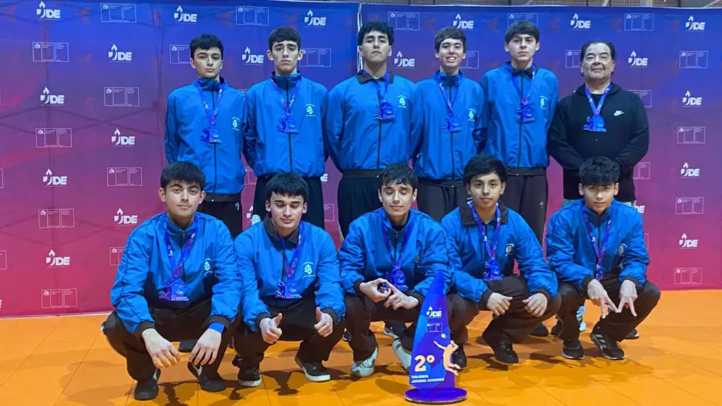 El equipo juvenil masculino del Colegio Teresiano recibió el reconocimiento tras obtener el segundo lugar en la fase regional de vóleibol., Cedida