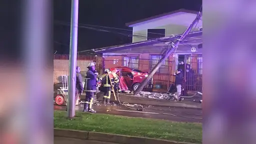 Fatal accidente dejó daños y corte de energía en Avenida Los Ángeles