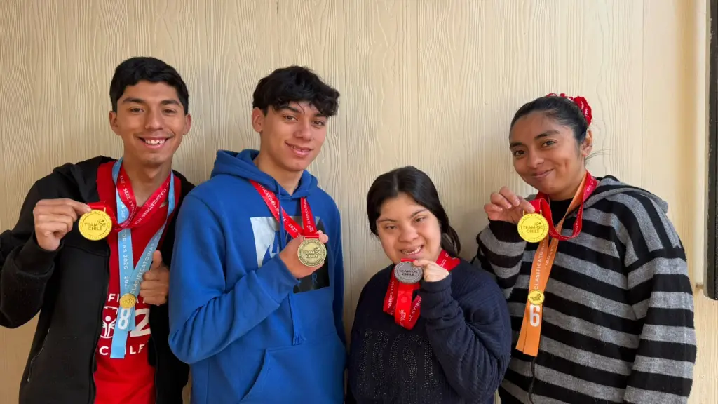 Víctor Esparza, Esteban Molina, Camila Maldonado y Romina Arratia, muestran con orgullo y satisfacción sus medallas, La Tribuna