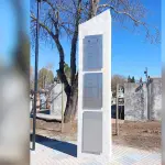 La estructura, de aproximadamente tres metros de altura y 60 centímetros de ancho, se ubica en el sector posterior del Cementerio General, cerca de los baños y los nichos nuevos., Cedida