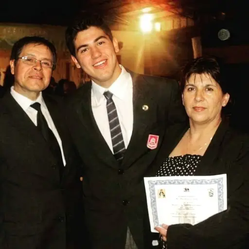 Matias junto a sus padres, ya fallecidos, quienes fueron su principal motivación para trabajar en su innovador proyecto con Inteligente Artificial. / Cedida