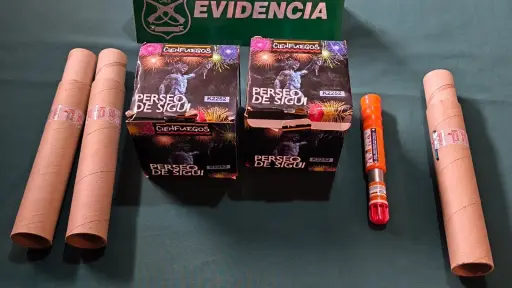 Hombre llevaba 53 fuegos artificiales y quedó detenido tras control en San Rosendo