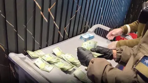 AHORA: Encuentran dos extranjeros indocumentados y cajas fuerte con dinero ocultos adentro de boveda de casino ilegal en Los Ángeles 