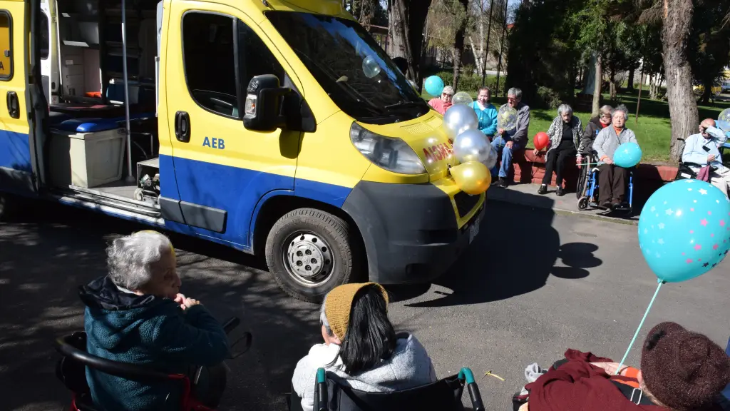 Entrega de ambulancia para el Hogar de Ancianos, La Tribuna