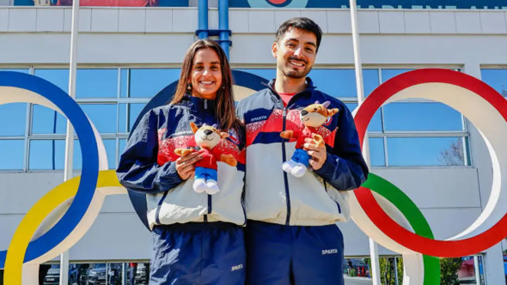La jugadora de hockey Manuela Urroz y el patinador Emanuelle Silva fueron proclamados como los abanderados de la delegación chilena en los XIII Juegos Suramericanos de la ciudad argentina de Santa Fe, La Tribuna