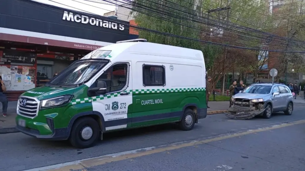 El automóvil plateado presentaba daños frontales y el parachoques desprendido, con presencia policial y circulación habilitada en el sector., La Tribuna