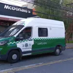 El automóvil plateado presentaba daños frontales y el parachoques desprendido, con presencia policial y circulación habilitada en el sector., La Tribuna